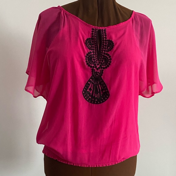 💖LE CHATEAU 💖Blouse in pink and black. Size medium. Like new condition! - Picture 9 of 13
